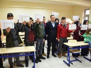 Necmettin Öğretmenin Adının Verildiği Okulda Öğrenciler Karne Aldı