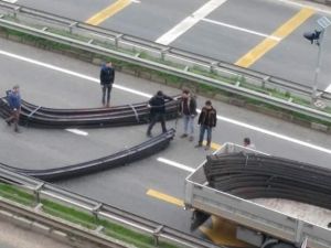 Tırın Dorsesinden Karadeniz Sahil Yolu’na Düşen Demirler Ulaşımı Felç Etti