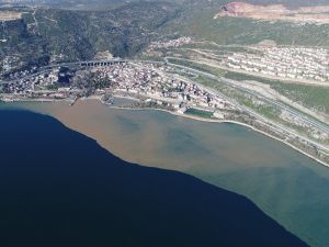 Kocaeli Körfezi İki Renk Oldu