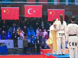 Çin’de Altın Kapanış