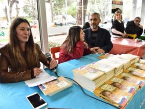Down Sendromlu Kızı İçin Kitap Yazdı