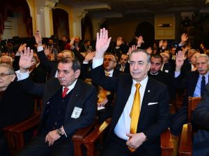 Dursun Özbek, Rakibini Tebrik Edip Salondan Ayrıldı