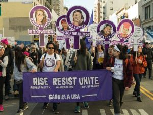 Los Angeles’ta Kadınlar Donald Trump’ı Protesto Etti
