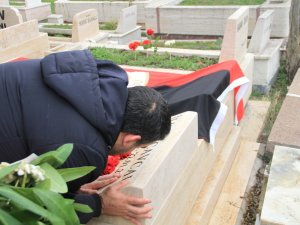 Ümit Özat İlhan Cavcav’ın Mezarını Öptü