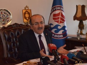 Başkan Gümrükçüoğlu Yıkımı Süren Hüseyin Avni Aker Stadyumu’nun Yerine Yapılacak Projeyle İlgili Konuştu