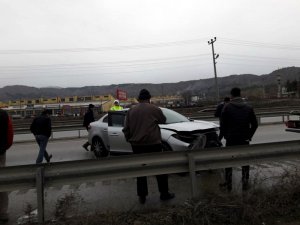 Otomobil Bariyerlere Çarptı: 4 Yaralı