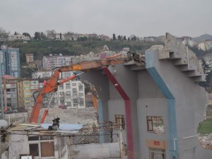 Hüseyin Avni Aker Stadyumu’nun Yıkımında Sona Doğru