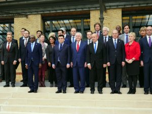 Paris’te Dışişleri Bakanları Aile Fotoğrafı Çektirdi