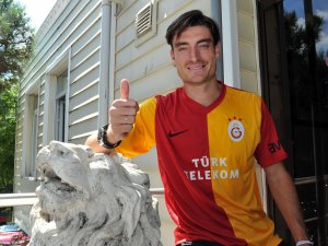 Albert Riera Kramponlarını Astı