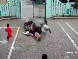 Motosiklet Okula Daldı: 4 Yaralı