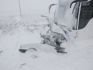 Yolcu Otobüsü Otomobile Çarptı: 1 Ölü, 3 Yaralı