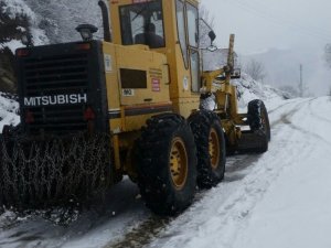Akçaabat’ın Yüksek Kesimlerinde Karla Mücadele Çalışmaları Sürüyor