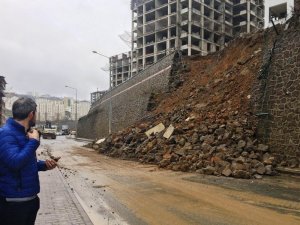 Trabzon’da Hastane Yolunda İstinat Duvarı Çöktü