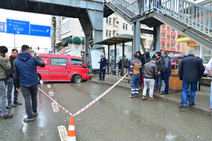 Trabzon'da midibüs durakta bekleyenlere çarptı 5 yaralı