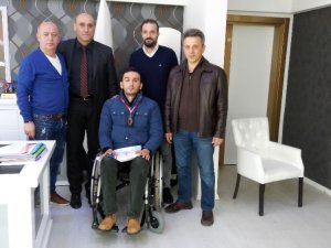 Yüzme Sevdası Yüzünden Sakat Kaldı Ama Pes Etmedi
