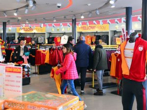 Galatasaray Taraftarlarından ‘Yellow Friday’ Çılgınlığı