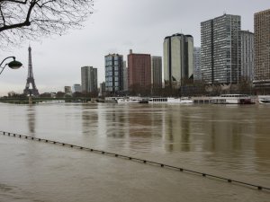Paris’in Sembolü Seine Nehri Taştı