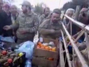 Türkmen Savaşçılar Yardım Malzemelerini Dağıttı