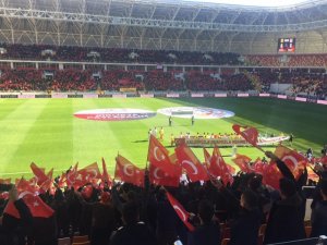Seyircilere Türk Bayrağı Dağıtıldı