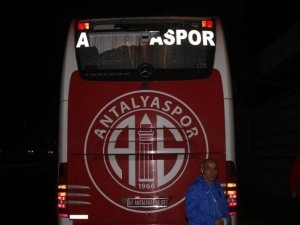 Antalyasporlu Oyuncuları Taşıyan Otobüs Taşlı Saldırıya Uğradı