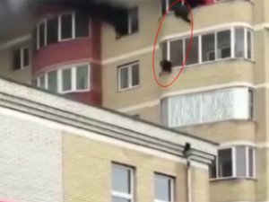 Önce Çocuklarını Camdan Attı, Sonra Kendi Atladı