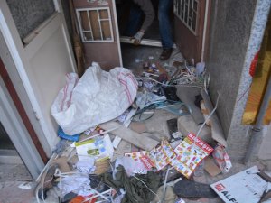 Manisa’da Bir Evde 2 Römork Dolusu Çöp Çıktı