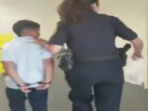 7 Yaşında Çocuğa Kelepçe