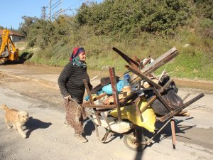 Hacca Gitmek İçin Hurda Topluyor