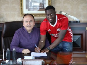 Sivasspor’da Henri Saivet Sözleşmeyi İmzaladı