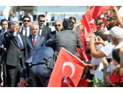 Cumhurbaşkanı Gül'ün Yollarına Ve Üzerine Gül Döktüler...