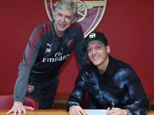 Mesut Özil İmzayı Attı, Arsenal Tarihine Geçti