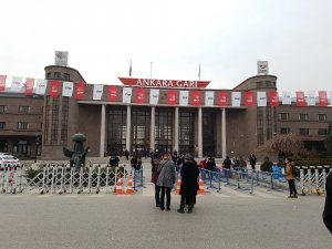 Dışarıda Gerginlik, İçeride Coşku