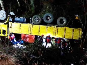 İşçileri Taşıyan Kamyon Şarampole Uçtu: 2 Ölü, 8 Yaralı
