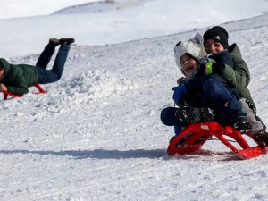 Zigana Dağı Kayak Tesisleri Tarihinin En Kalabalık Günlerini Yaşıyor