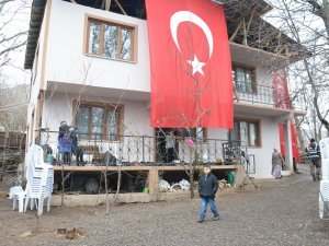 Şehit Evinde Acılı Bekleyiş Sürüyor