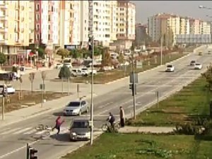 Kırmızı Işıkta Geçen Sürücünün Çarptığı Bisikletli Ölümden Döndü