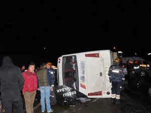 Yolcu Midibüsü Devrildi: 1 Ölü, 16 Yaralı