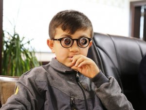 Görme Engelli Kardeşlere Teleskobik Gözlük