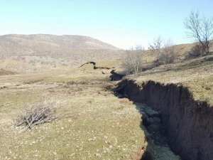 Toprak Kayması Sonucu Dev Yarıklar Oluştu