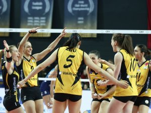 Vakıfbank, Yenilgisiz Liderliğini Korudu