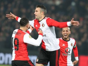 Robin Van Persie İlk Golünü Attı