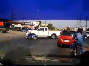 Motosikletli Metrelerce Uçtu