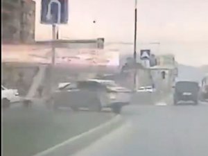 Reklam Panosu Otomobilin Üzerine Böyle Devrildi