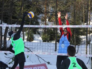 Artvin’de Kar Voleybolu Heyecanı Başladı