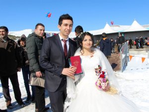 Nikahlarını Buz Tutan Çıldır Gölü Üzerinde Kıydırdılar