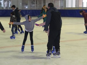 Çocuklar Bu Projeyle Buz Pateni Öğreniyor