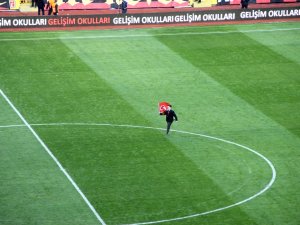 Sahanın Ortasın Türk Bayrağı