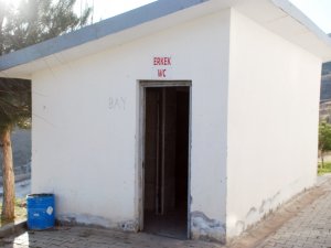 Caminin Tuvalet Kapısını Çaldılar