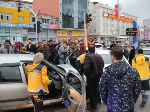 İki Otomobil Çarpıştı: 4 Yaralı