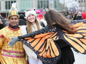 Böyle Karnaval Görülmedi: 300 Tonun Üzerinde Şekerleme Dağıtıldı